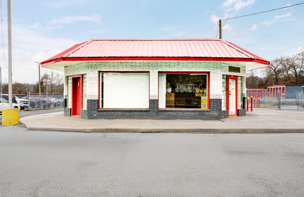 Facility photo: //images.sparefoot.com/medium/24244068dc330f527bf.jpg