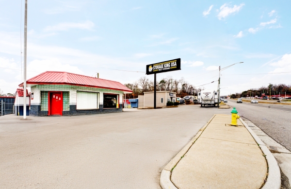 Facility photo: //images.sparefoot.com/medium/24244068dc33107c001.jpg