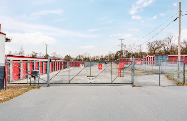 Facility photo: //images.sparefoot.com/medium/24244068dc3311cb106.jpg