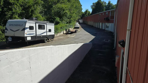 Facility photo: //images.sparefoot.com/medium/24248668e7083eb160b.jpg