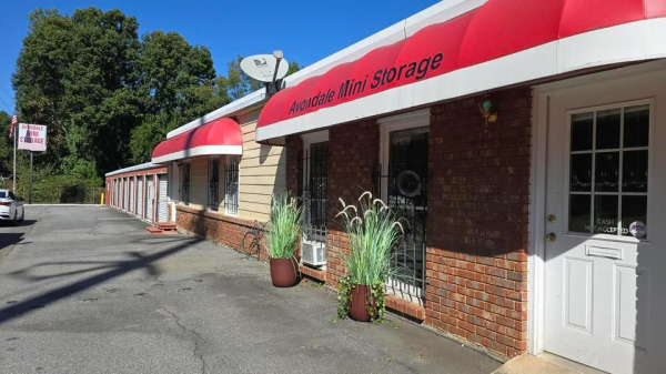 Facility photo: //images.sparefoot.com/medium/24248668e7bb6bdac8a.jpg