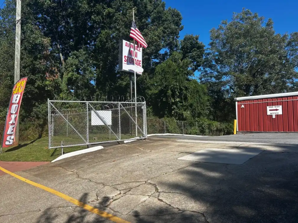 Facility photo: //images.sparefoot.com/medium/24248668e7bbafc6b24.jpg