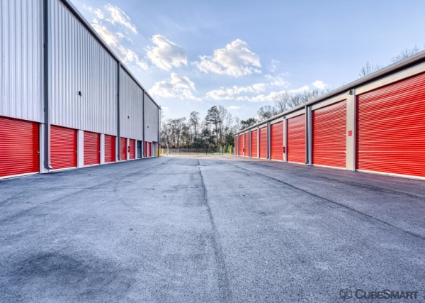Facility photo: //images.sparefoot.com/medium/24249369df3f8a5610d.jpg