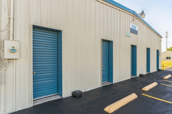 Facility photo: //images.sparefoot.com/medium/24252168f7e921e2f85.jpg