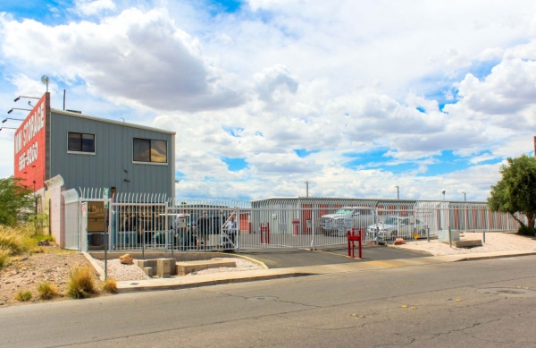 Facility photo: //images.sparefoot.com/medium/24252568e69acbe8955.jpg