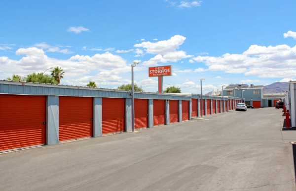 Facility photo: //images.sparefoot.com/medium/24252568e69acd26905.jpg