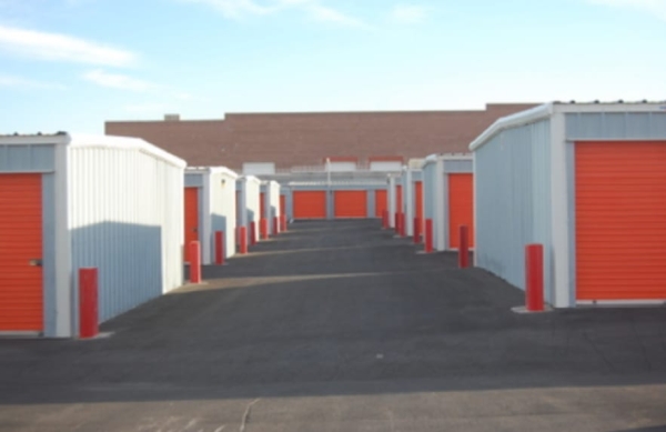 Facility photo: //images.sparefoot.com/medium/24252568e69ace3a0b5.jpg