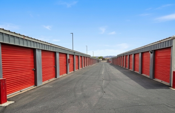 Facility photo: //images.sparefoot.com/medium/24252569e24951210b8.jpg