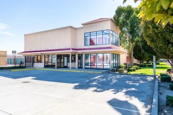 Facility photo: //images.sparefoot.com/medium/242536695422e4629c7.jpg