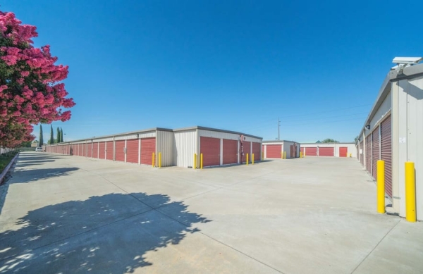 Facility photo: //images.sparefoot.com/medium/24253768e7df0506e0a.jpg