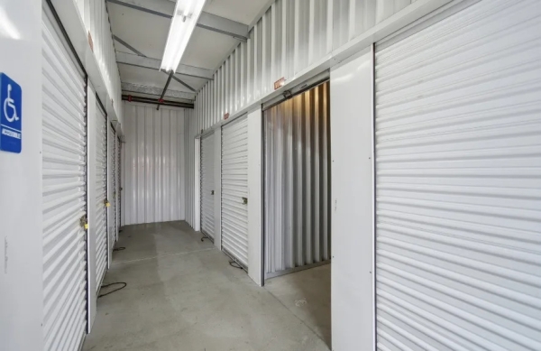 Facility photo: //images.sparefoot.com/medium/2425376a19b74884809.jpg