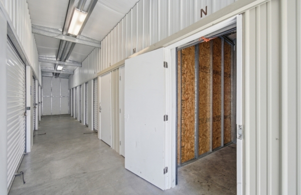 Facility photo: //images.sparefoot.com/medium/24254469e951e7b6230.jpg