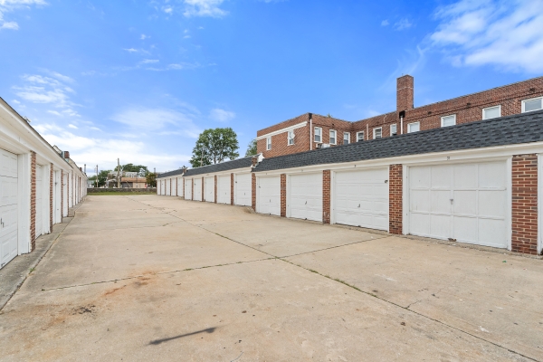 Facility photo: //images.sparefoot.com/medium/24254668e818a7425ea.jpg