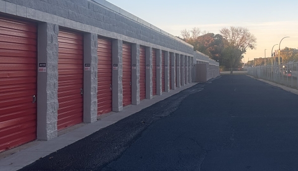 Facility photo: //images.sparefoot.com/medium/24255268f9b21f28fee.jpg