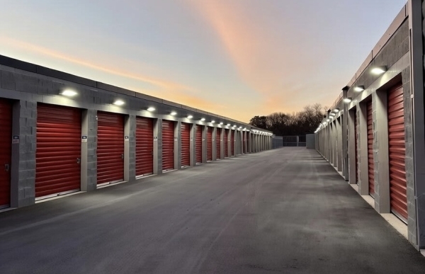 Facility photo: //images.sparefoot.com/medium/2425526986b54456a4b.jpeg