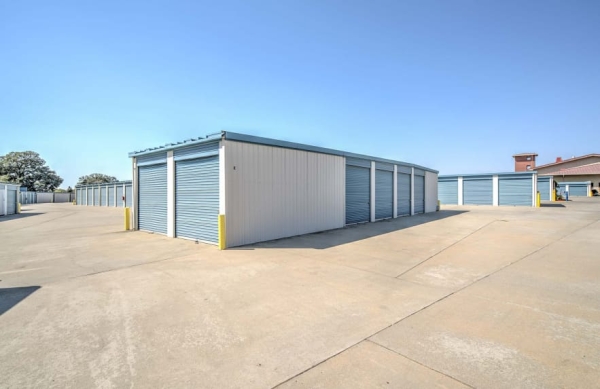 Facility photo: //images.sparefoot.com/medium/24255468e91c51c4e3a.jpg