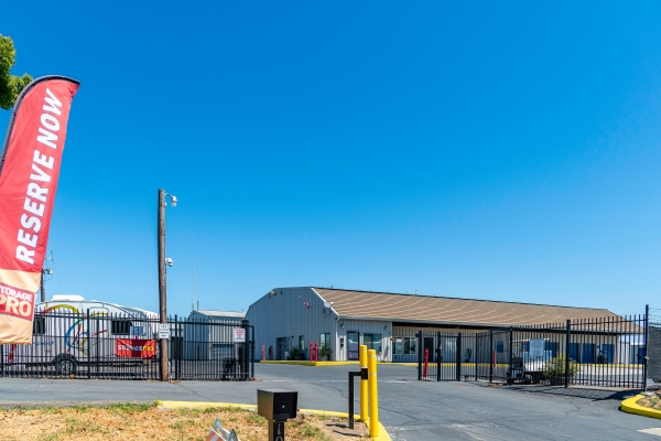 Facility photo: //images.sparefoot.com/medium/242571698e43d190fa4.jpg