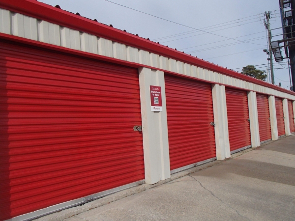 Facility photo: //images.sparefoot.com/medium/2425916a0b81e3b0fc7.jpg