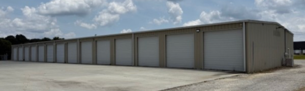 Facility photo: //images.sparefoot.com/medium/24260868fe9e43dd7c3.png