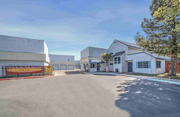 Facility photo: //images.sparefoot.com/medium/24261068f05a748c69b.jpg