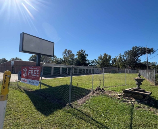 Facility photo: //images.sparefoot.com/medium/242611698adb90ea8d0.jpg