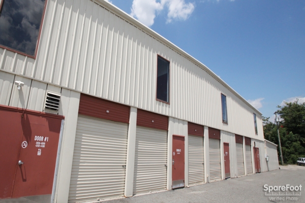 Facility photo: //images.sparefoot.com/medium/24261668f117044467b.jpg