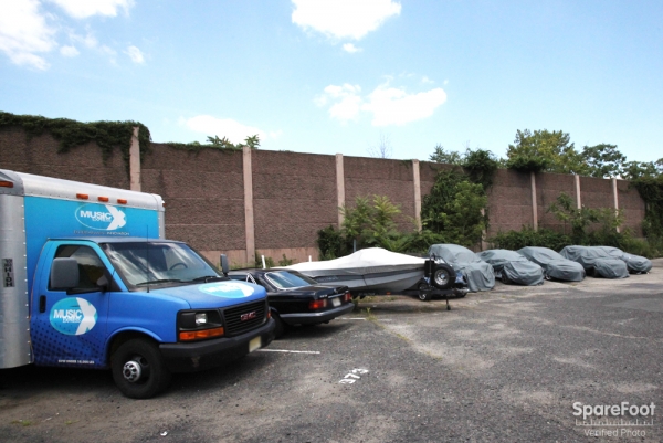 Facility photo: //images.sparefoot.com/medium/24261668f11709c6e5a.jpg