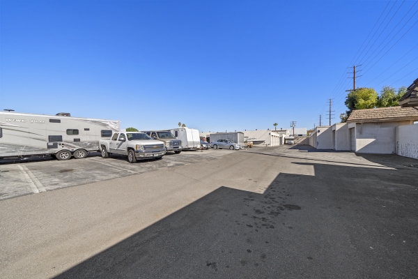 Facility photo: //images.sparefoot.com/medium/242624691cdd2b48848.jpg