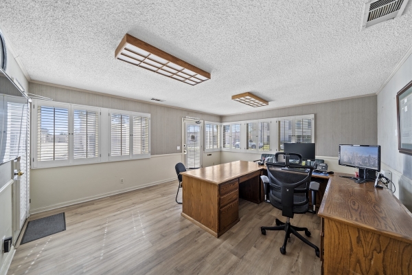 Facility photo: //images.sparefoot.com/medium/242624691cdd2c1fc28.jpg