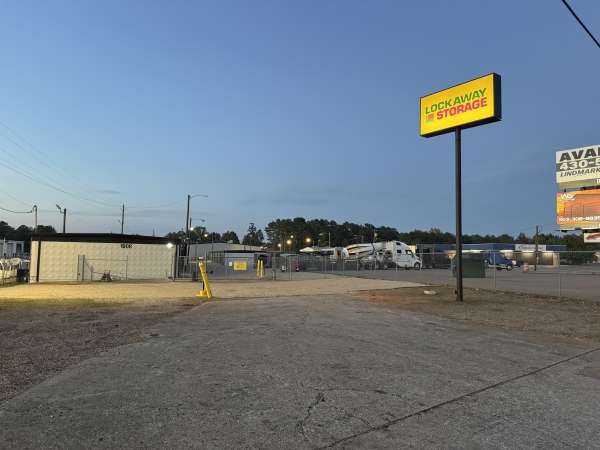 Facility photo: //images.sparefoot.com/medium/24262768f18fe4d5e11.jpeg