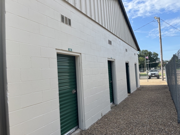 Facility photo: //images.sparefoot.com/medium/24262968f17aa812961.jpeg