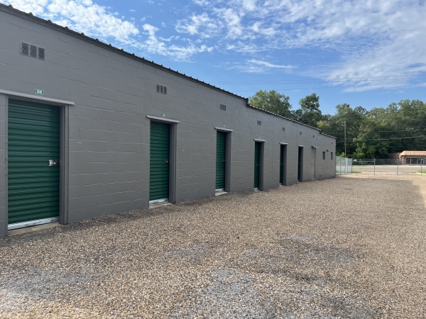 Facility photo: //images.sparefoot.com/medium/24262968f17abac357f.jpeg