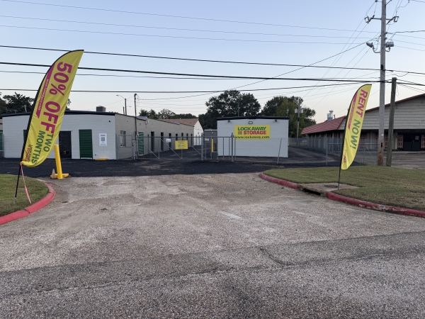 Facility photo: //images.sparefoot.com/medium/24262968f18f33d1527.jpeg