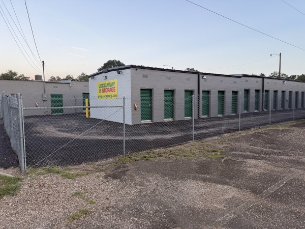 Facility photo: //images.sparefoot.com/medium/24262968f18f3ea303f.jpeg