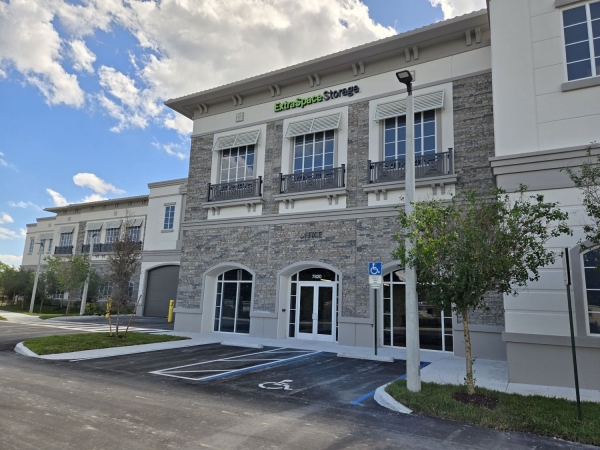 Facility photo: //images.sparefoot.com/medium/24266369943183b4990.jpg