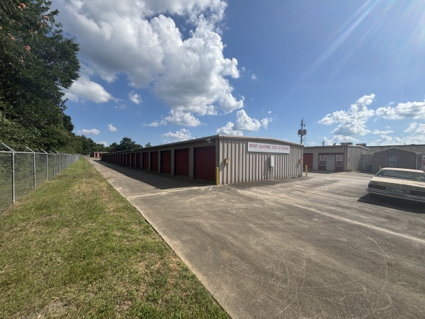 Facility photo: //images.sparefoot.com/medium/242742690909b2e154e.jpeg