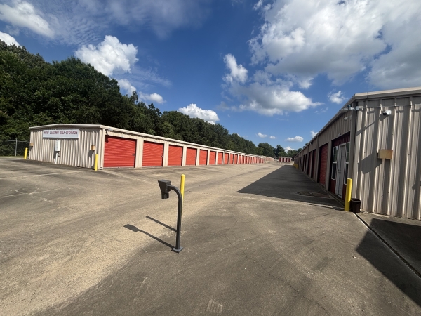 Facility photo: //images.sparefoot.com/medium/242742690909f8f32d1.jpeg