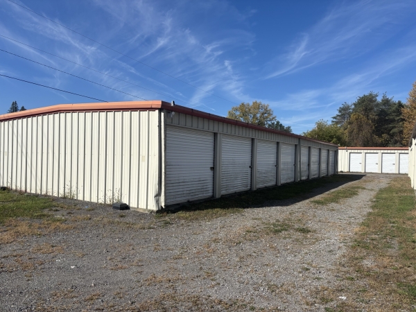 Facility photo: //images.sparefoot.com/medium/24274868f69faeaecd4.jpeg