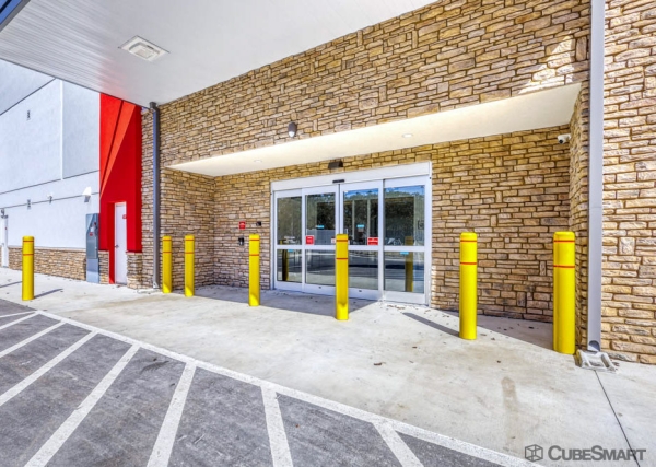 Facility photo: //images.sparefoot.com/medium/24275169fc3b574bf95.jpg