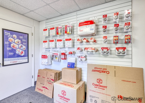 Facility photo: //images.sparefoot.com/medium/24275269f5b10646fc9.jpg