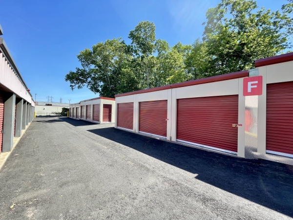 Facility photo: //images.sparefoot.com/medium/24275468f8e0be8d277.jpeg