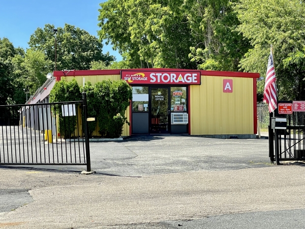 Facility photo: //images.sparefoot.com/medium/24275468f928a421433.jpeg