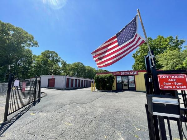 Facility photo: //images.sparefoot.com/medium/24275468f928cd90eb0.jpeg
