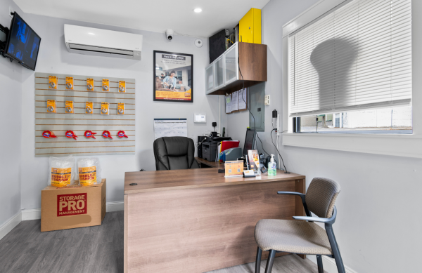 Facility photo: //images.sparefoot.com/medium/24275768f928fd8806a.png