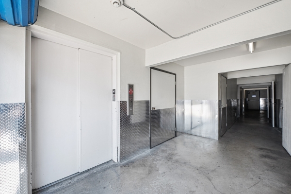 Facility photo: //images.sparefoot.com/medium/24277368fa4fcd9edf2.jpg