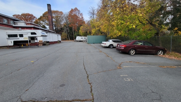 Facility photo: //images.sparefoot.com/medium/24278268ff7fff30a99.jpg