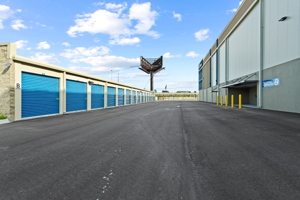 Facility photo: //images.sparefoot.com/medium/24278868ff6c6399d96.jpg