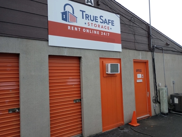 Facility photo: //images.sparefoot.com/medium/242813690370174c364.jpg