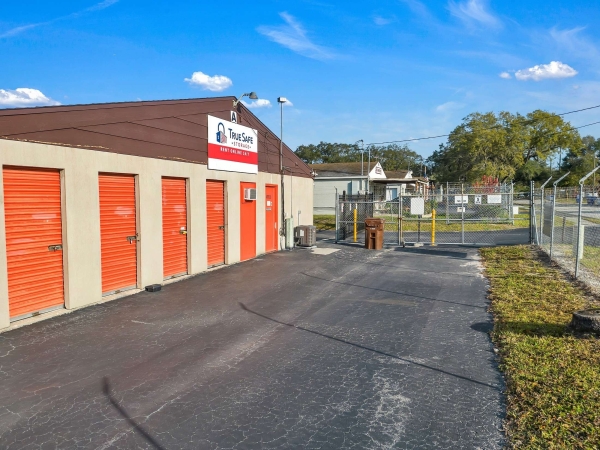 Facility photo: //images.sparefoot.com/medium/2428136911f35cc1b0d.jpeg