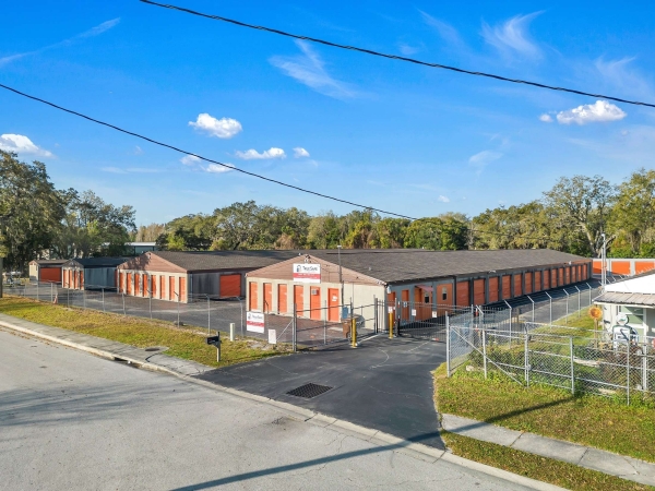 Facility photo: //images.sparefoot.com/medium/2428136911f8f1b87b8.jpeg